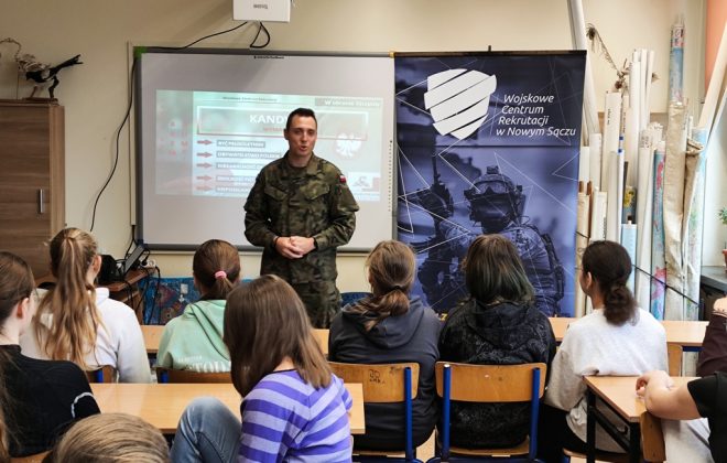 Spotkanie uczniów klas siódmych i ósmych z żołnierzami z Wojskowego Centrum Rekrutacji w Nowym Sączu